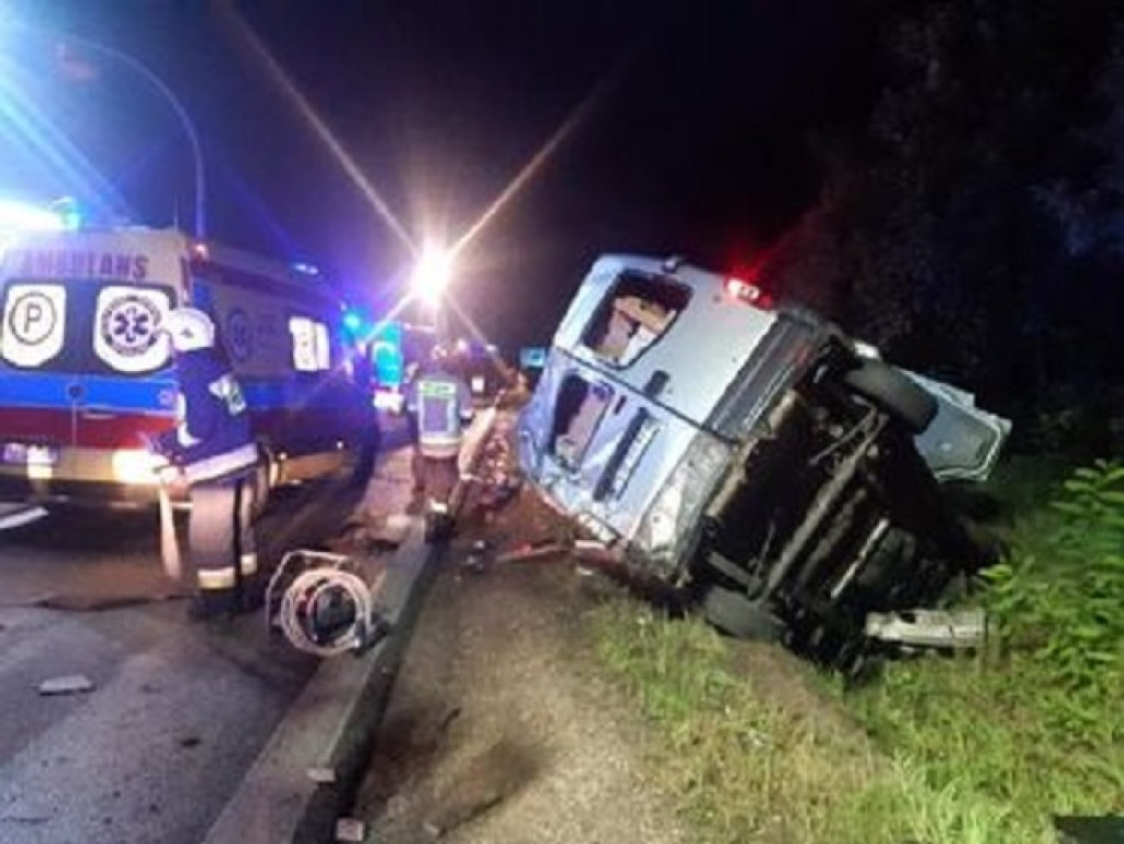 Wypadek busa i ciężarówki na krzyżówkach radoszyckich [zdjęcia]