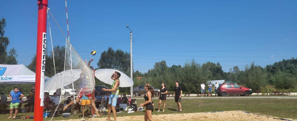 Turniej piłki siatkowej w Stąporkowie na koniec wakacji 2022 [GALERIA]