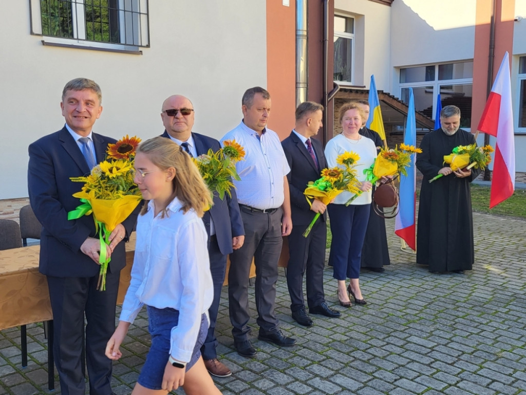 Uroczyste rozpoczęcie nowego roku szkolnego w Fałkowie [zdjęcia]