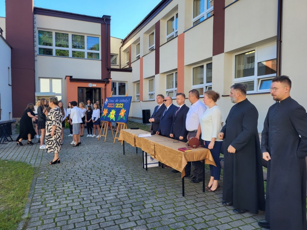 Uroczyste rozpoczęcie nowego roku szkolnego w Fałkowie [zdjęcia]