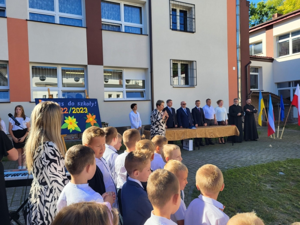 Uroczyste rozpoczęcie nowego roku szkolnego w Fałkowie [zdjęcia]