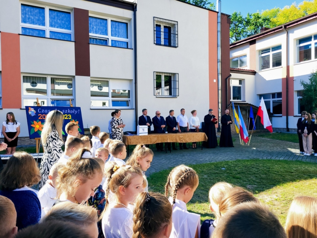 Uroczyste rozpoczęcie nowego roku szkolnego w Fałkowie [zdjęcia]