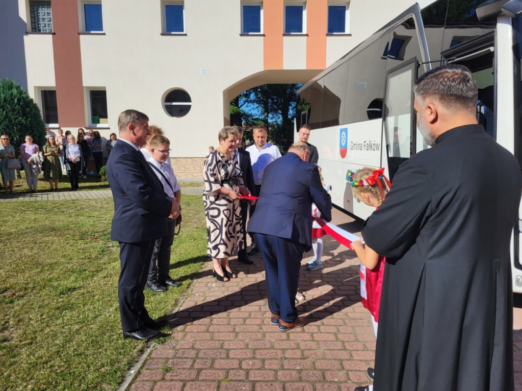 Uroczyste rozpoczęcie nowego roku szkolnego w Fałkowie [zdjęcia]