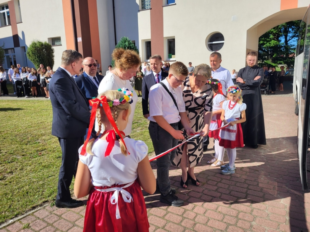 Uroczyste rozpoczęcie nowego roku szkolnego w Fałkowie [zdjęcia]