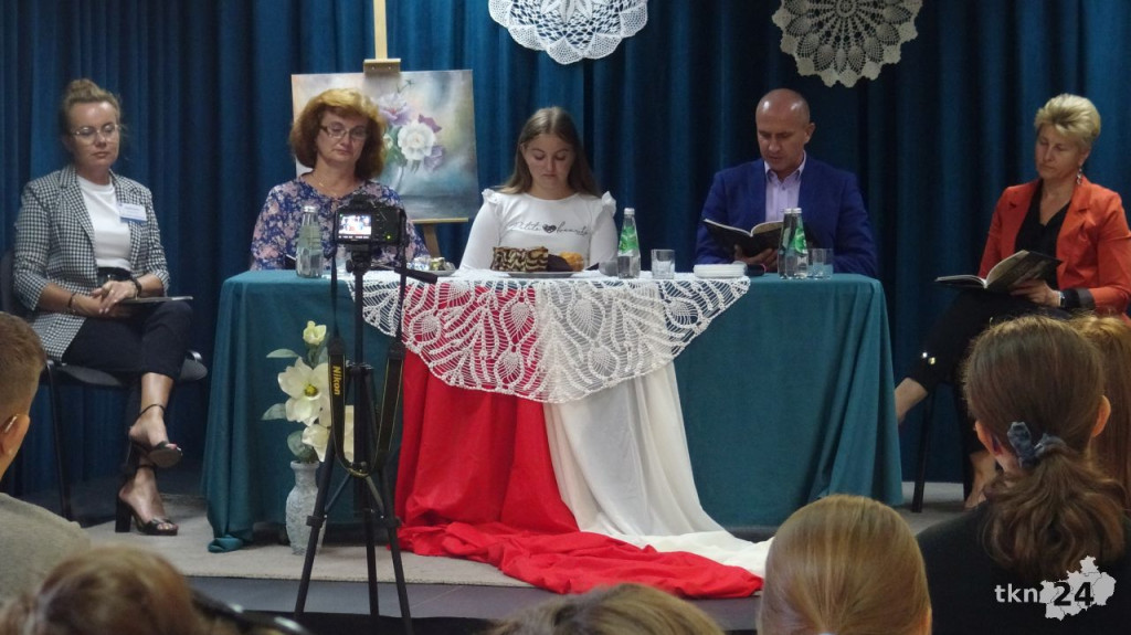 `Ballady i romanse` Mickiewicza czytano w Gowarczowie [wideo, zdjęcia]