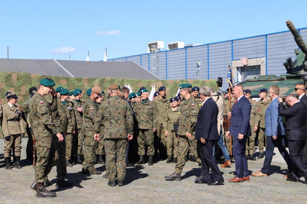 Przedstawiciele powiatu na międzynarodowych Targach Obronnych w Kielcach [zdjęcia]