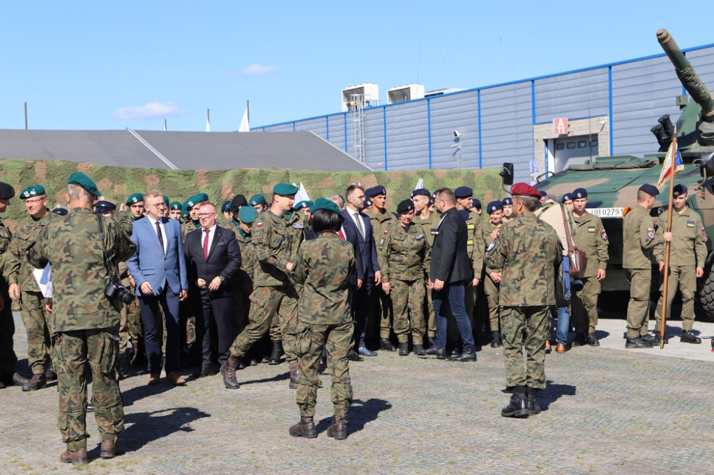 Przedstawiciele powiatu na międzynarodowych Targach Obronnych w Kielcach [zdjęcia]