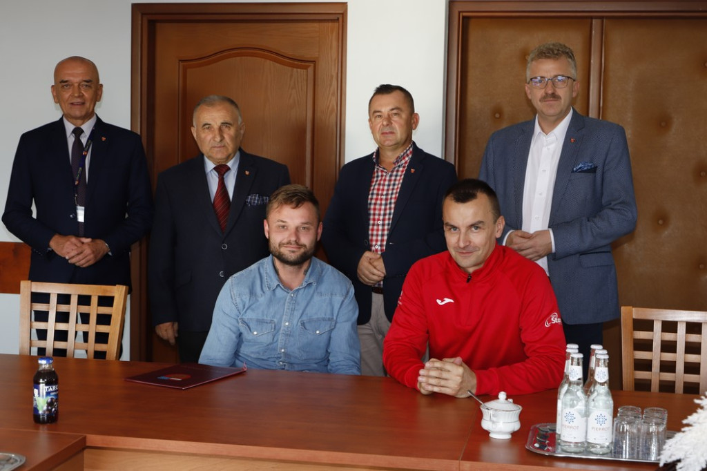 Paraolimpijczyk Artur Rydz gościł w Starostwie Powiatowym w Końskich
