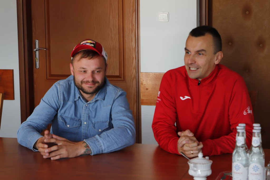 Paraolimpijczyk Artur Rydz gościł w Starostwie Powiatowym w Końskich