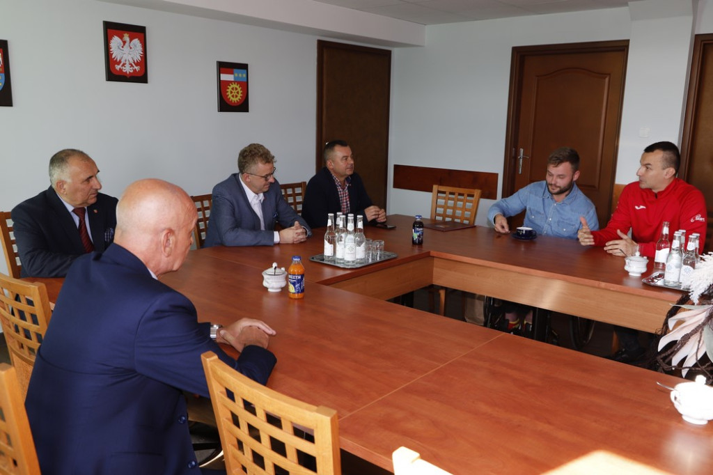 Paraolimpijczyk Artur Rydz gościł w Starostwie Powiatowym w Końskich