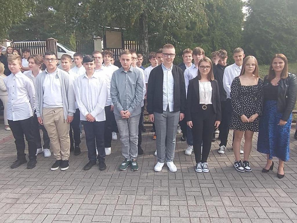 Ślubowanie klas pierwszych w ZSP im. St. Staszica w Stąporkowie [zdjęcia]