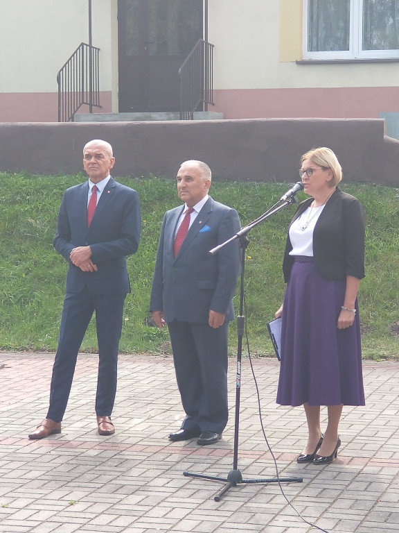 Ślubowanie klas pierwszych w ZSP im. St. Staszica w Stąporkowie [zdjęcia]