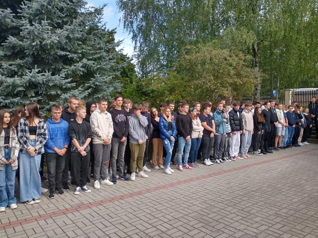 Ślubowanie klas pierwszych w ZSP im. St. Staszica w Stąporkowie [zdjęcia]