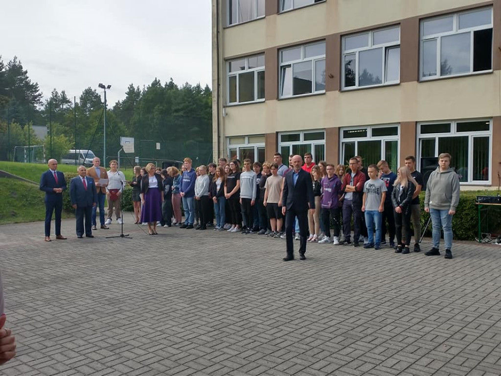Ślubowanie klas pierwszych w ZSP im. St. Staszica w Stąporkowie [zdjęcia]