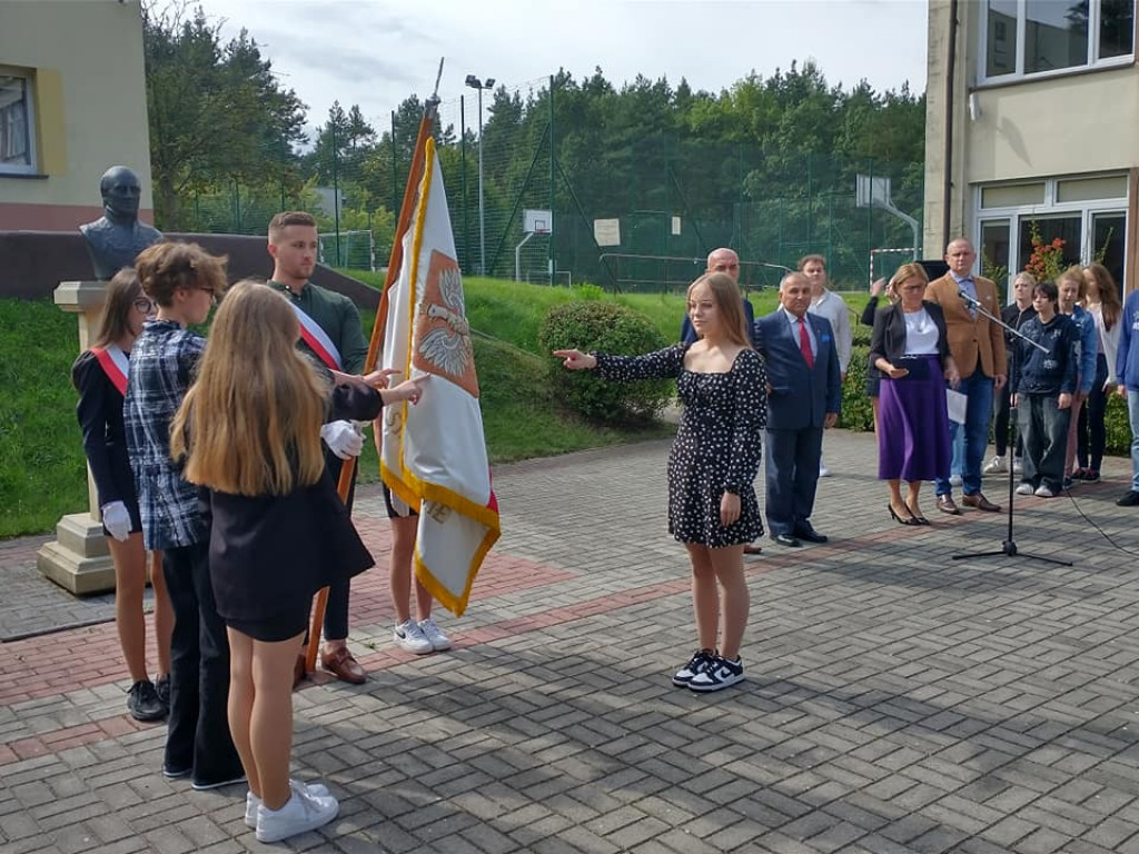Ślubowanie klas pierwszych w ZSP im. St. Staszica w Stąporkowie [zdjęcia]