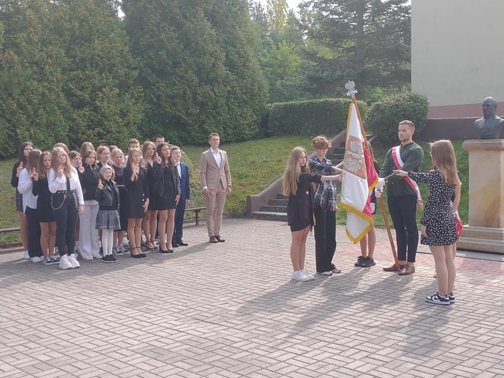 Ślubowanie klas pierwszych w ZSP im. St. Staszica w Stąporkowie [zdjęcia]