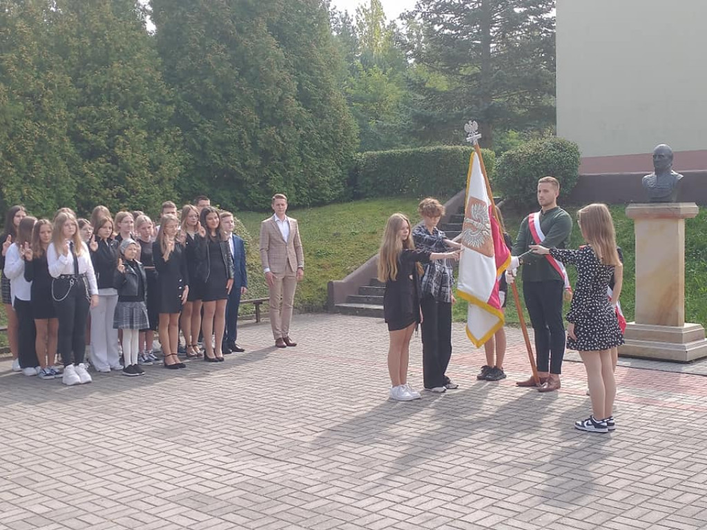 Ślubowanie klas pierwszych w ZSP im. St. Staszica w Stąporkowie [zdjęcia]