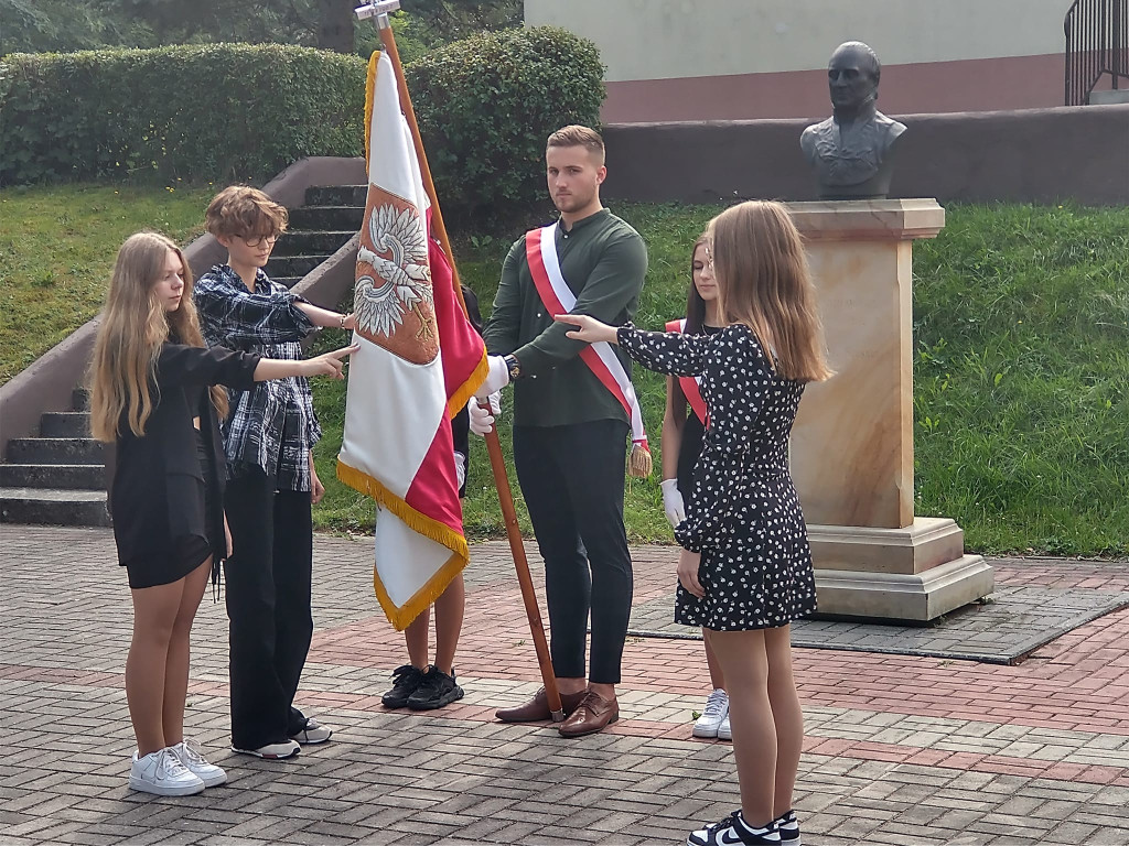 Ślubowanie klas pierwszych w ZSP im. St. Staszica w Stąporkowie [zdjęcia]