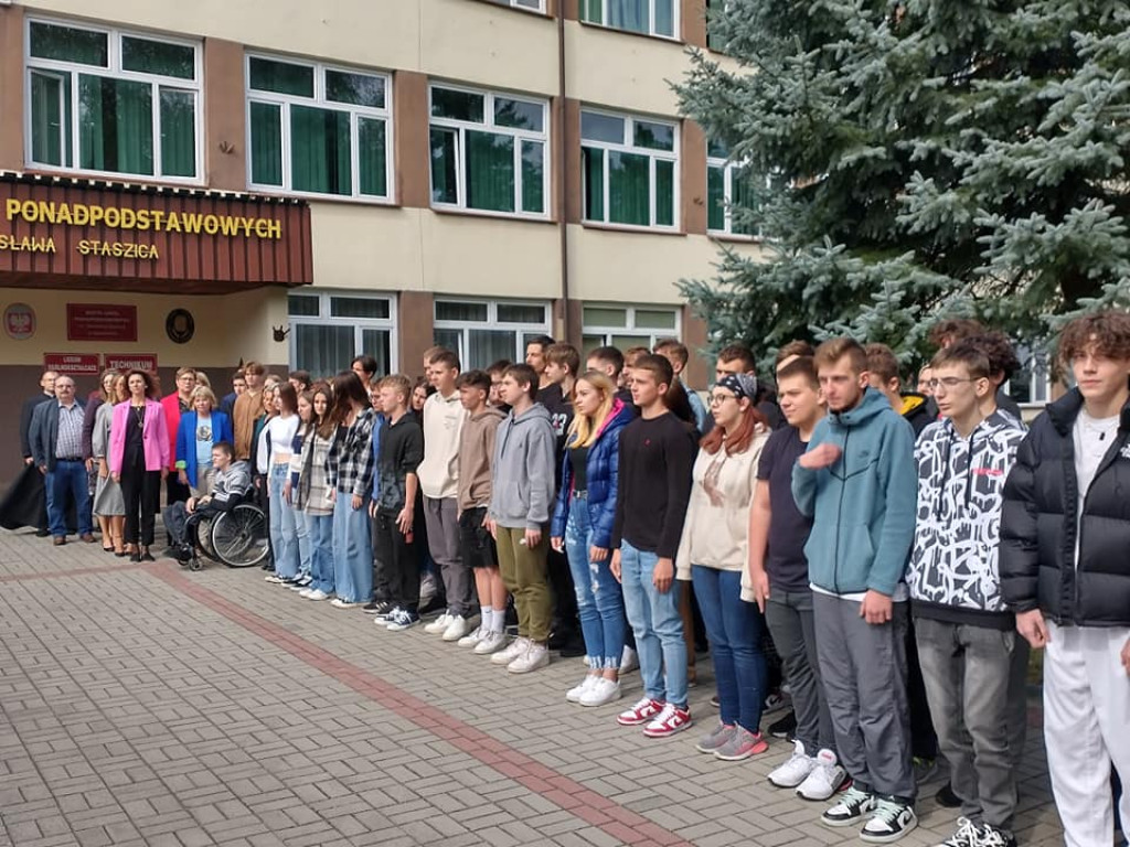 Ślubowanie klas pierwszych w ZSP im. St. Staszica w Stąporkowie [zdjęcia]