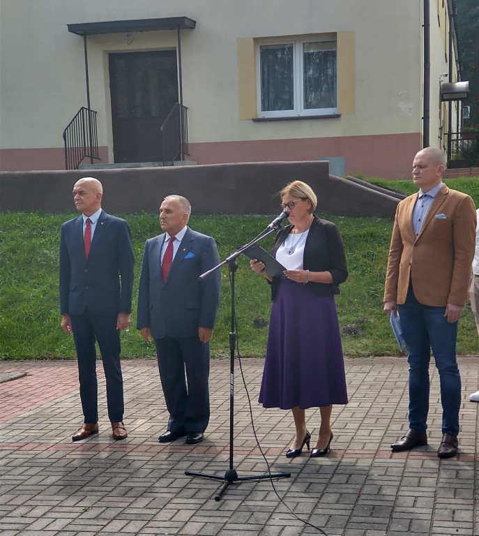 Ślubowanie klas pierwszych w ZSP im. St. Staszica w Stąporkowie [zdjęcia]