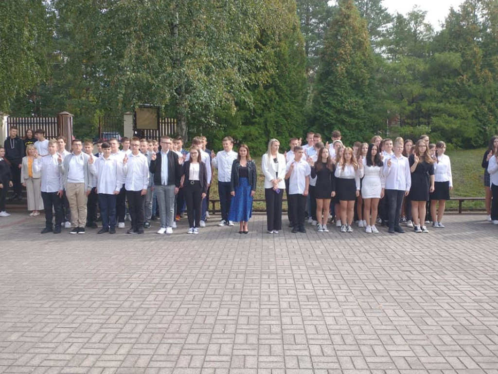Ślubowanie klas pierwszych w ZSP im. St. Staszica w Stąporkowie [zdjęcia]