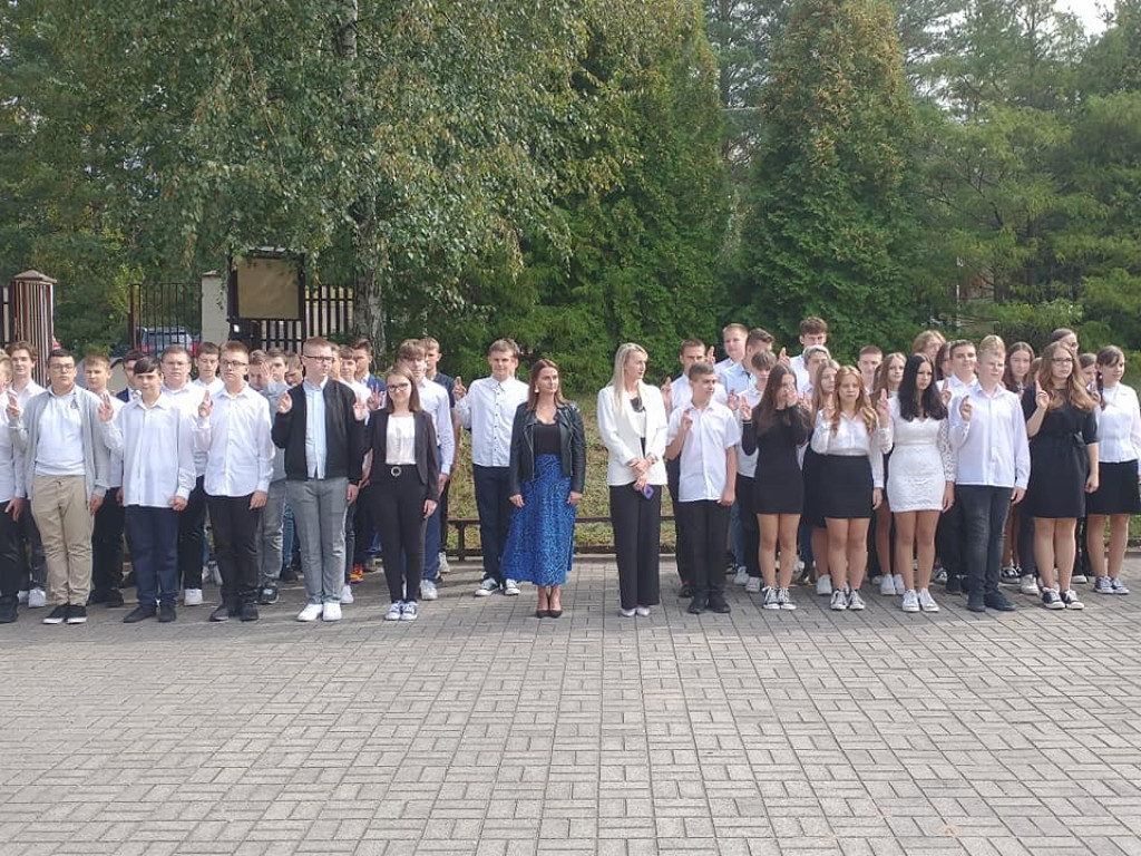 Ślubowanie klas pierwszych w ZSP im. St. Staszica w Stąporkowie [zdjęcia]
