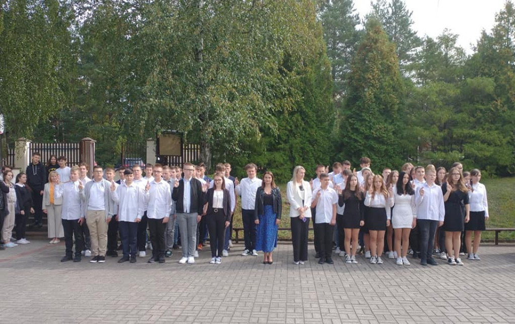 Ślubowanie klas pierwszych w ZSP im. St. Staszica w Stąporkowie [zdjęcia]