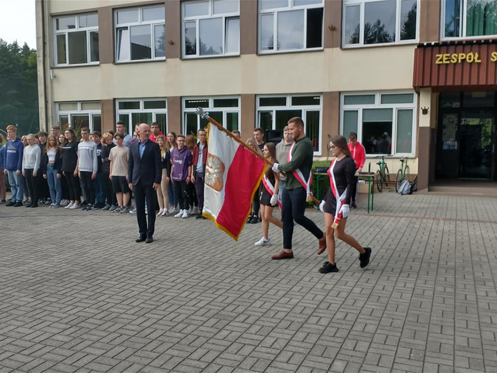 Ślubowanie klas pierwszych w ZSP im. St. Staszica w Stąporkowie [zdjęcia]