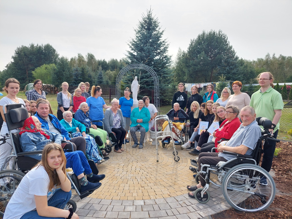 Hospicjum w Rudzie Białaczowskiej zyskało nowy ogród [wideo, zdjęcia]