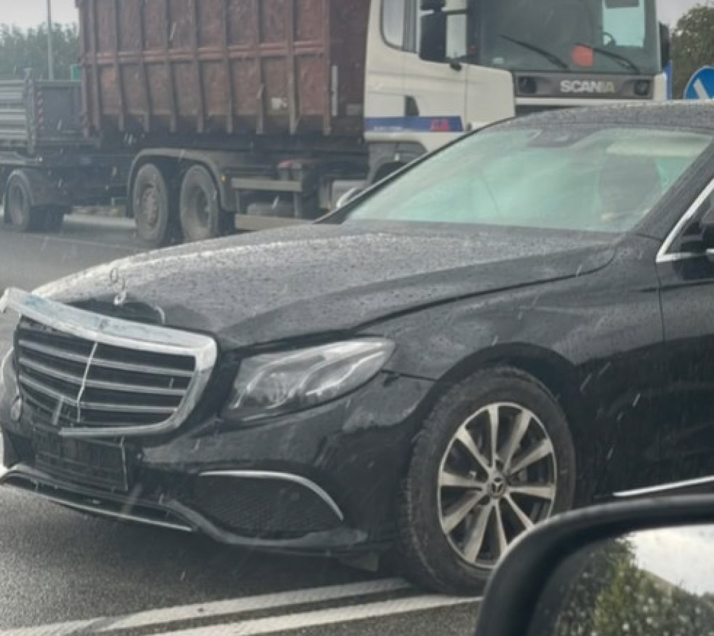 Kolizja mercedesa i daewoo na obwodnicy Końskich [zdjęcia]