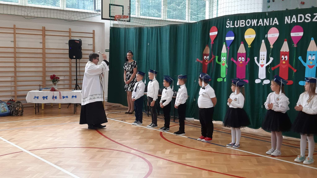 Pierwszoklasiści uroczyście ślubowali w Dziebałtowie [zdjęcia]