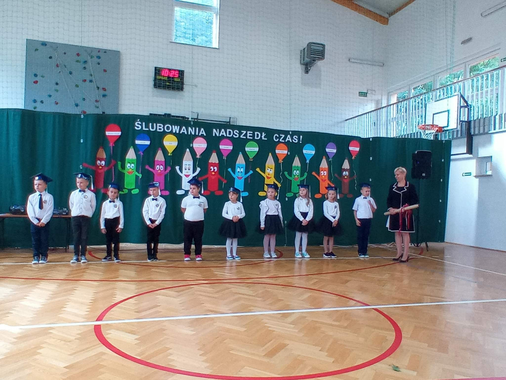 Pierwszoklasiści uroczyście ślubowali w Dziebałtowie [zdjęcia]