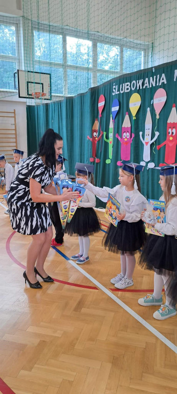 Pierwszoklasiści uroczyście ślubowali w Dziebałtowie [zdjęcia]