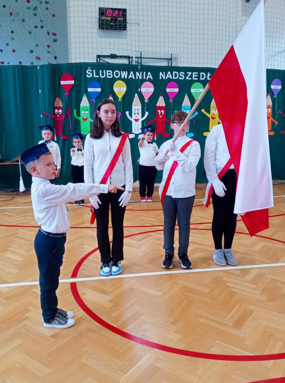 Pierwszoklasiści uroczyście ślubowali w Dziebałtowie [zdjęcia]