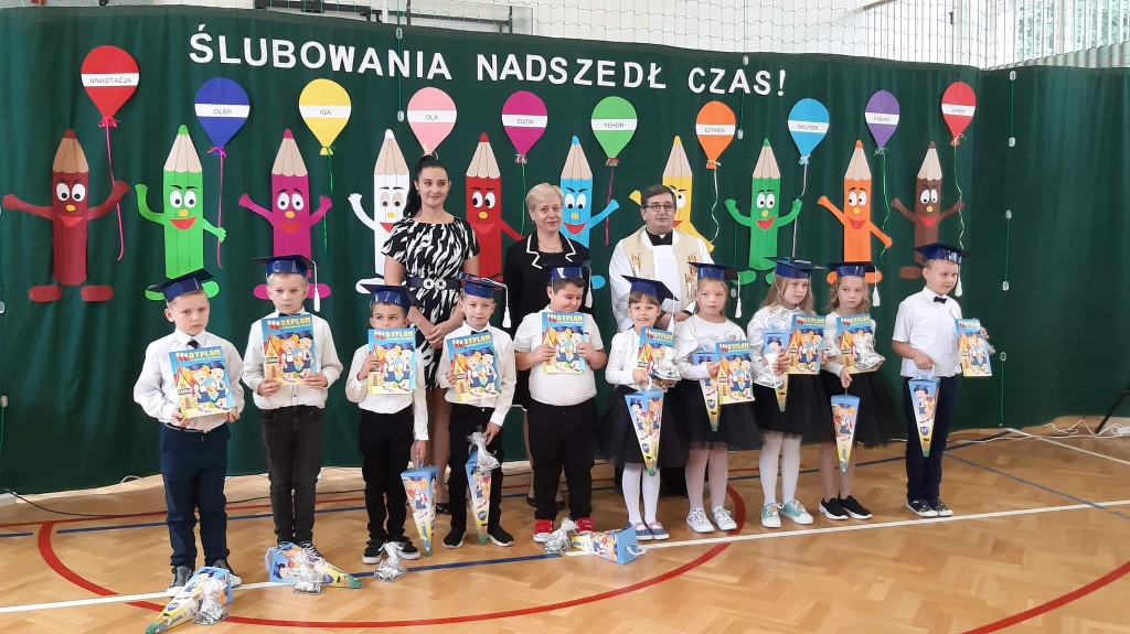 Pierwszoklasiści uroczyście ślubowali w Dziebałtowie [zdjęcia]