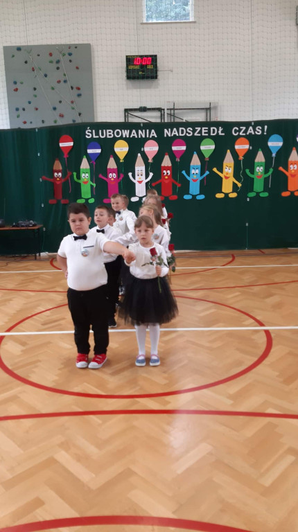 Pierwszoklasiści uroczyście ślubowali w Dziebałtowie [zdjęcia]