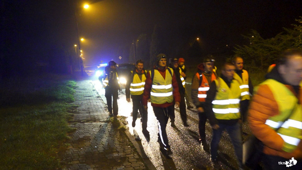 Nocna Pielgrzymka Mężczyzn. Wśród wiernych sam biskup! [wideo, zdjęcia]