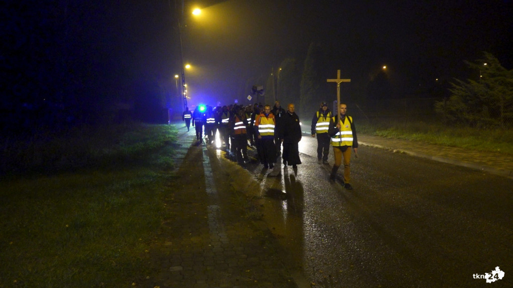 Nocna Pielgrzymka Mężczyzn. Wśród wiernych sam biskup! [wideo, zdjęcia]