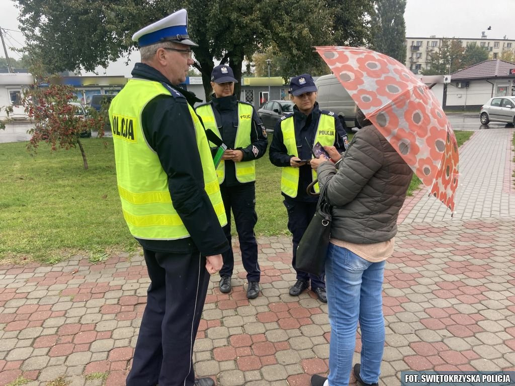 Policjanci wręczali odblaski przechodniom w Końskich