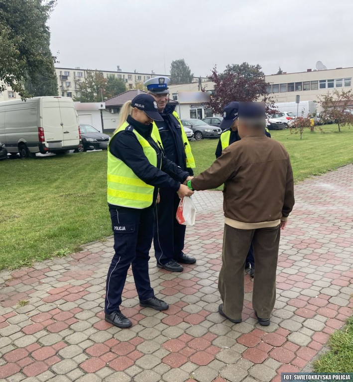 Policjanci wręczali odblaski przechodniom w Końskich