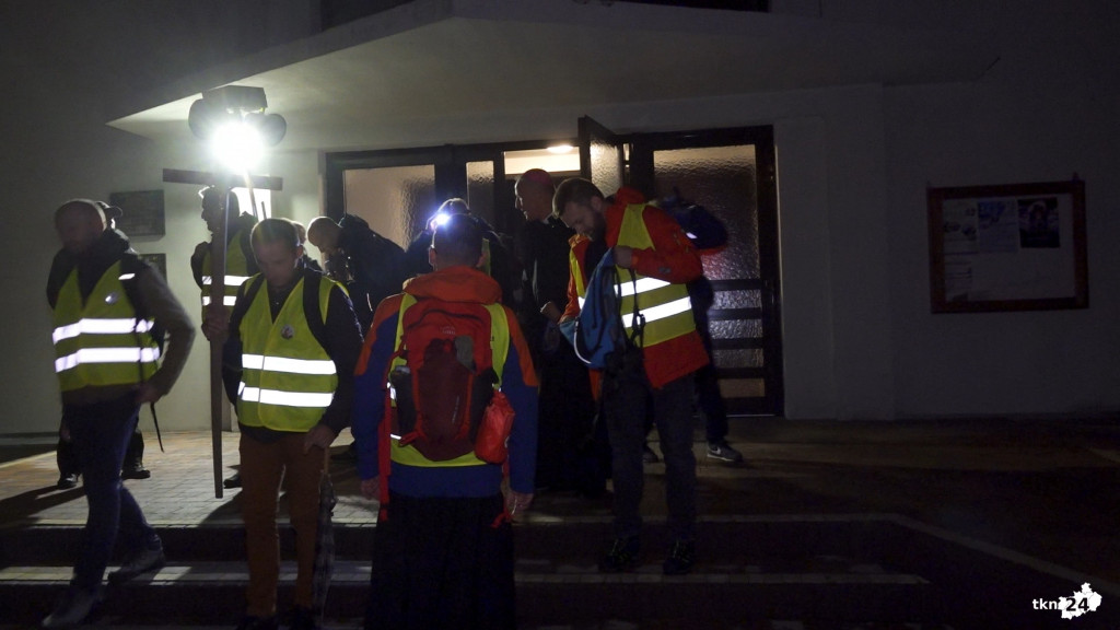 Nocna Pielgrzymka Mężczyzn. Wśród wiernych sam biskup! [wideo, zdjęcia]