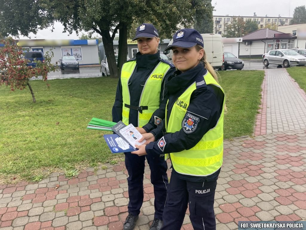 Policjanci wręczali odblaski przechodniom w Końskich