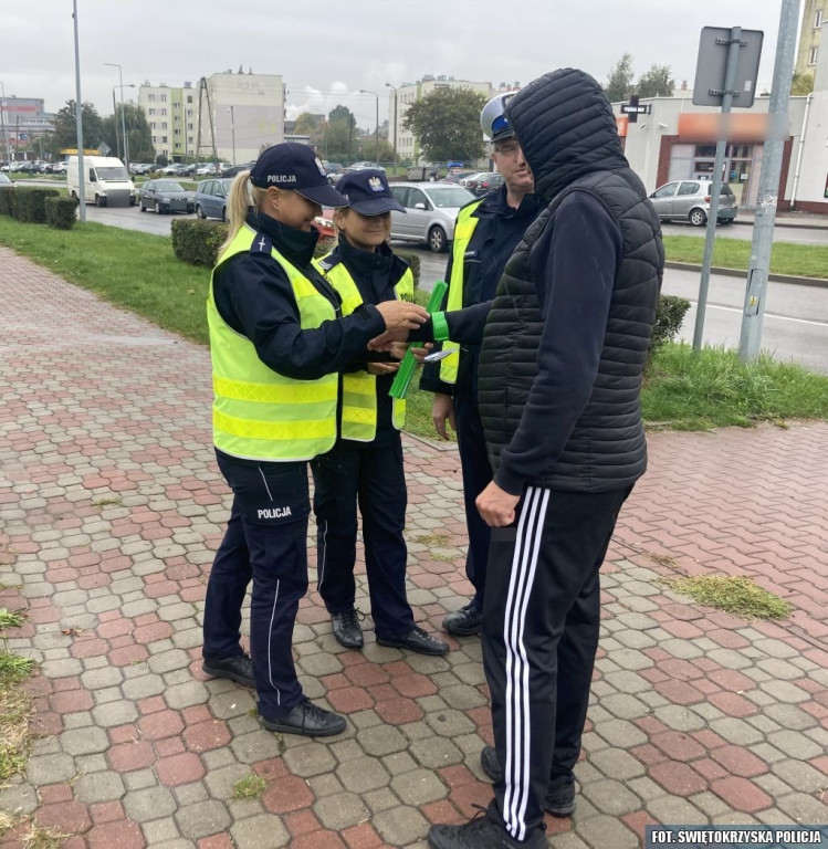 Policjanci wręczali odblaski przechodniom w Końskich