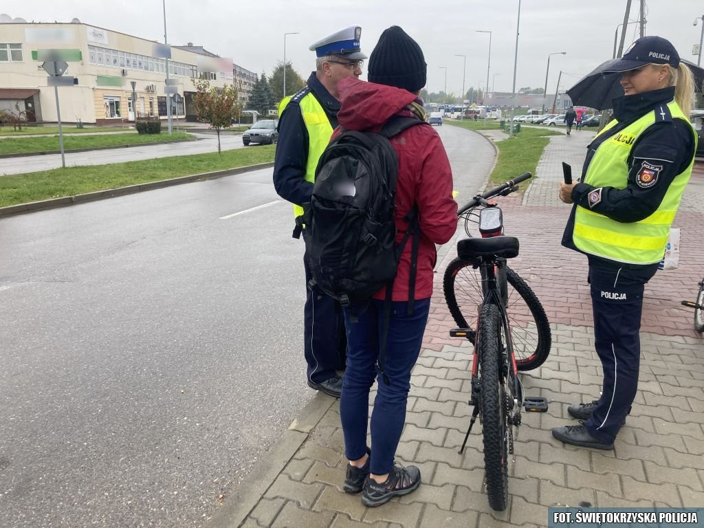 Policjanci wręczali odblaski przechodniom w Końskich