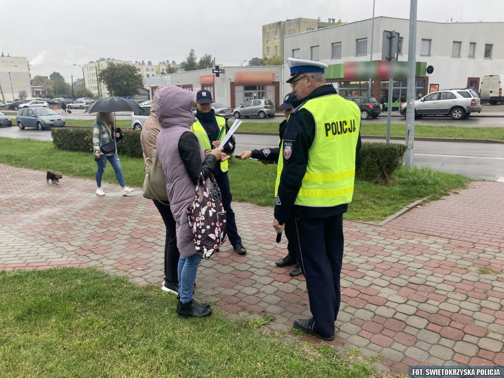 Policjanci wręczali odblaski przechodniom w Końskich