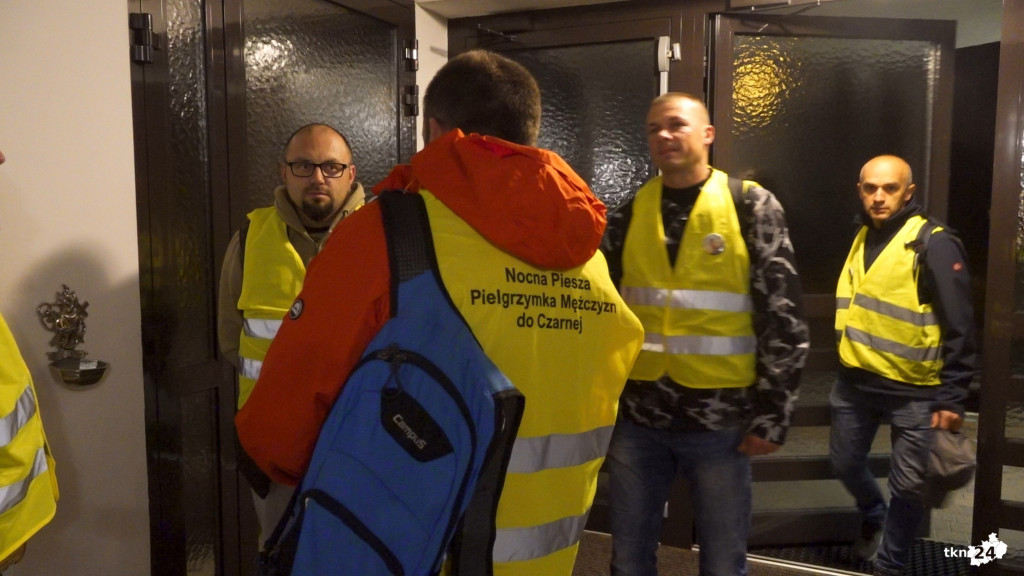 Nocna Pielgrzymka Mężczyzn. Wśród wiernych sam biskup! [wideo, zdjęcia]