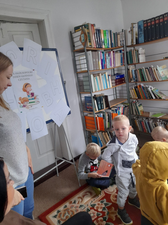 Przedszkolaki z Nieświnia obchodziły Dzień Głośnego Czytania [zdjęcia]