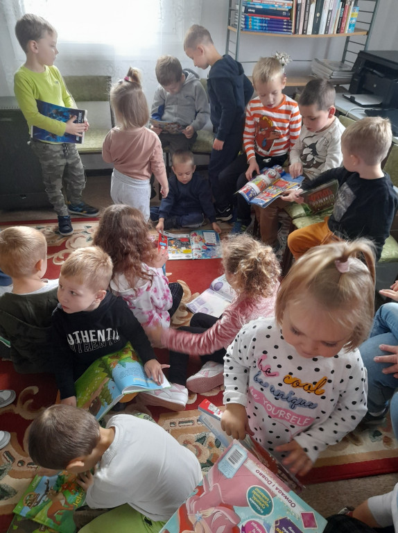 Przedszkolaki z Nieświnia obchodziły Dzień Głośnego Czytania [zdjęcia]