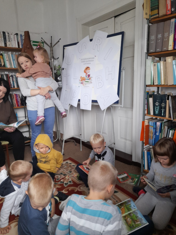 Przedszkolaki z Nieświnia obchodziły Dzień Głośnego Czytania [zdjęcia]