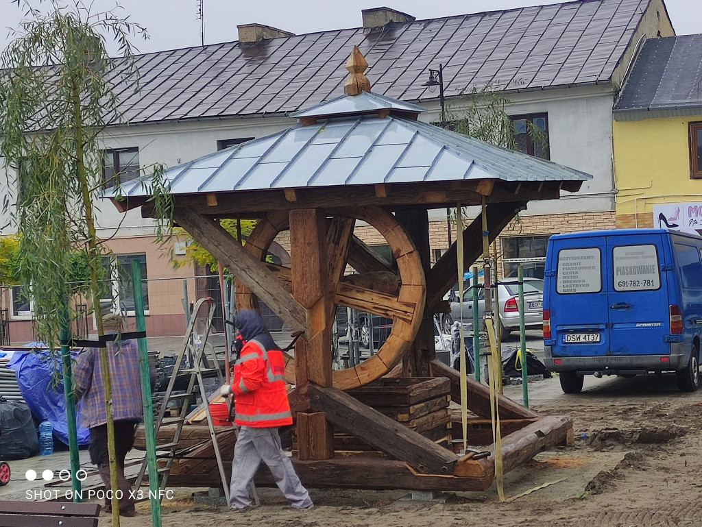 XVIII-wieczna studnia na rynku w Końskich [zdjęcia]